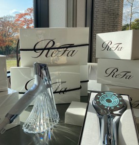 充実した女性専用アメニティ：Refaのシャワーヘッドとドライヤー